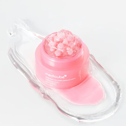 Nahaufnahme der transparenten Geltextur mit rosa Kapseln der Medicube PDRN Pink Collagen Capsule Cream