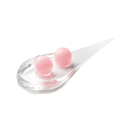 Transparente Geltextur der Medicube PDRN Pink Collagen Capsule Cream mit zwei rosa Kapseln auf weißem Hintergrund