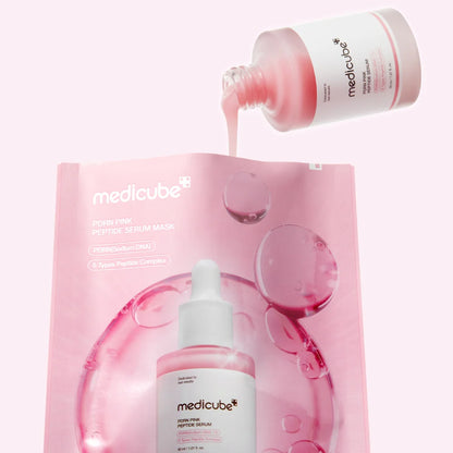 Rosa Serum wird aus einer Medicube PDRN Pink Peptide Serumflasche über die Maskenverpackung gegossen
