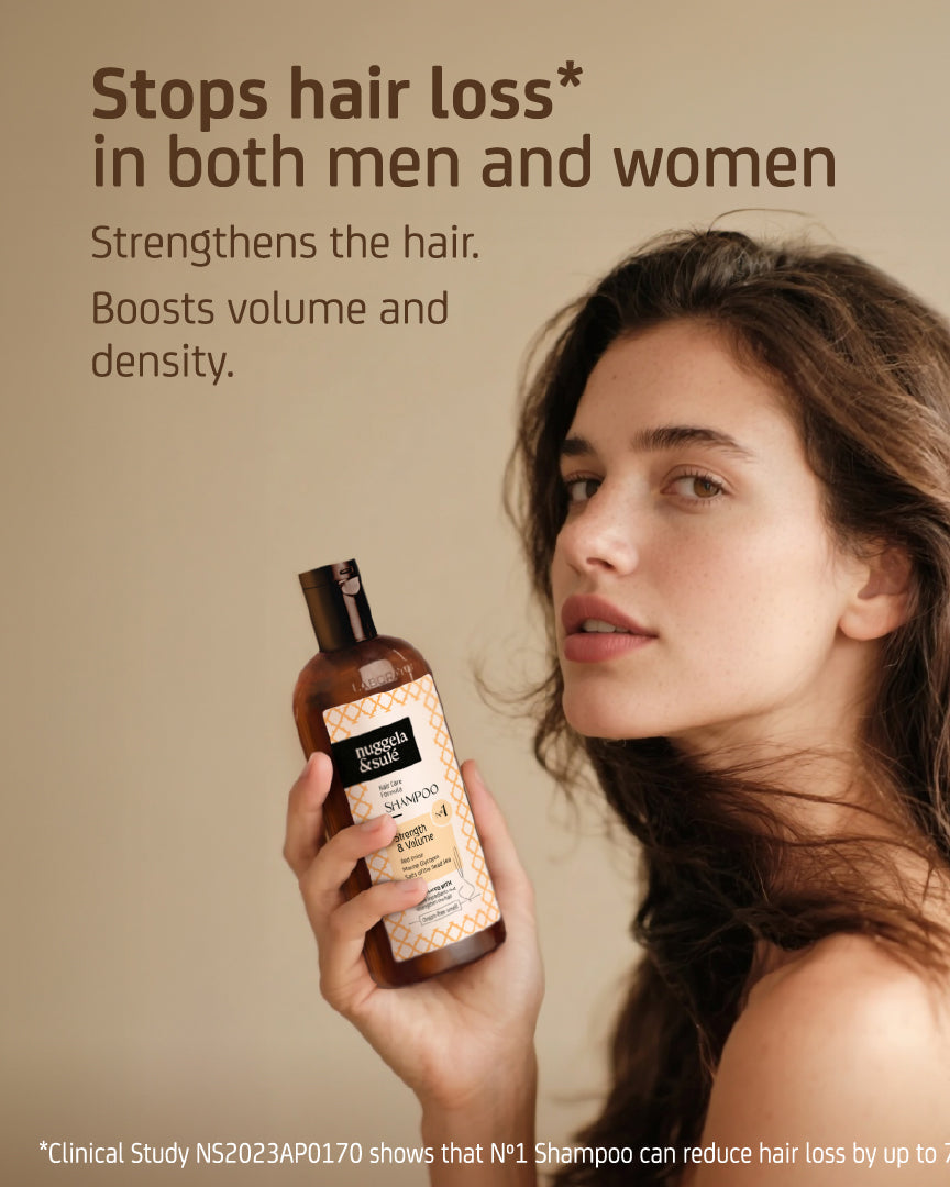 Frau mit Nuggela & Sulé Nº1 Shampoo und Hinweisen zu Haarstärkung, Volumen und Dichte
