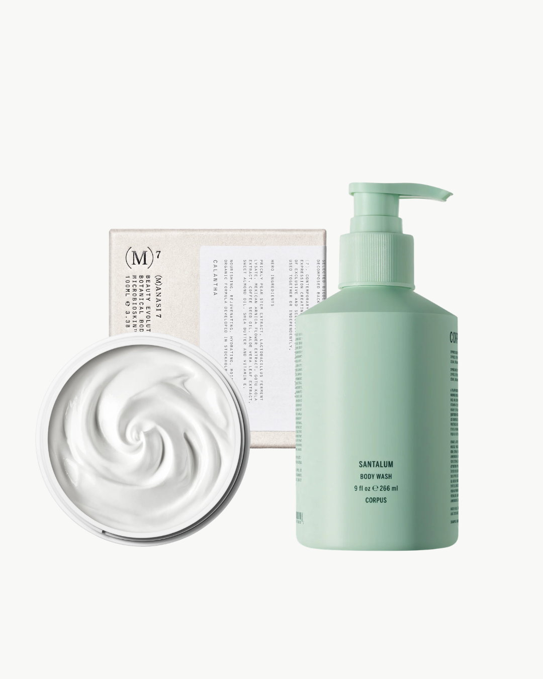Soft Body Ritual Set mit geöffnetem Manasi 7 Calantha Body Cream Tiegel, Produktverpackung und Corpus Santalum Body Wash